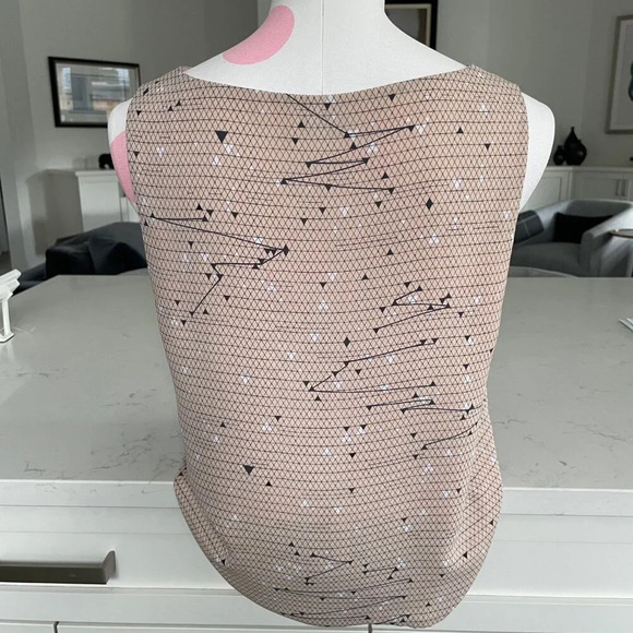 Aritzia Babaton Murphy Slvless VNeck Lined Print Cropped Top Lt. Pk Blk Wht Sz M - Picture 4 of 9